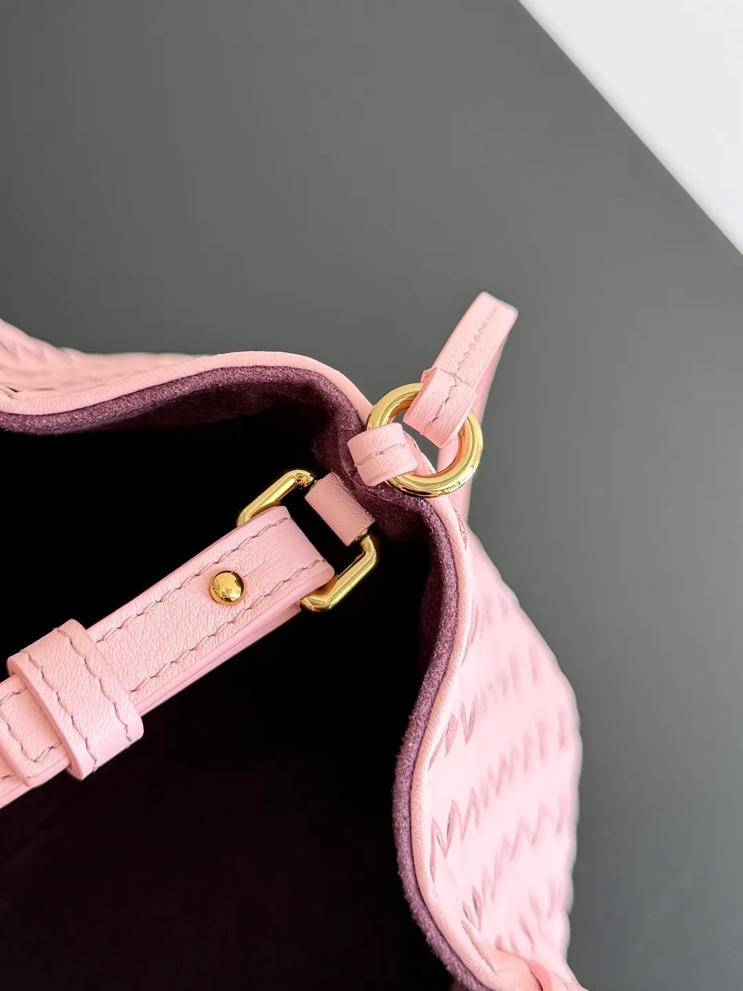 Batch 1660 BOTTEGA VENETA 2025 new product pinacoteca has super soft leather, and the weaving function, practicality and relaxed fashion sense have not fallen behind❤️‍🔥Amway has given sisters a must-have bag when going out. The size of the bag also accurately meets the commuting needs of urban beauties. It can accommodate mobile phones, keys, lipstick, powder, sunscreen, shopping bags...all of it! ! ! 🔥The capacity should not be underestimated~ It does not choose people, clothes, or occasions. With its majestic curved outline, exquisite woven texture, delicate edges and rounded handles, this woven vegetable basket bag truly achieves the goal of "dressing up and being fashionable without getting in the way"~ Are you interested in Jimei? Style number: 819004 Size: 24*15*12cm